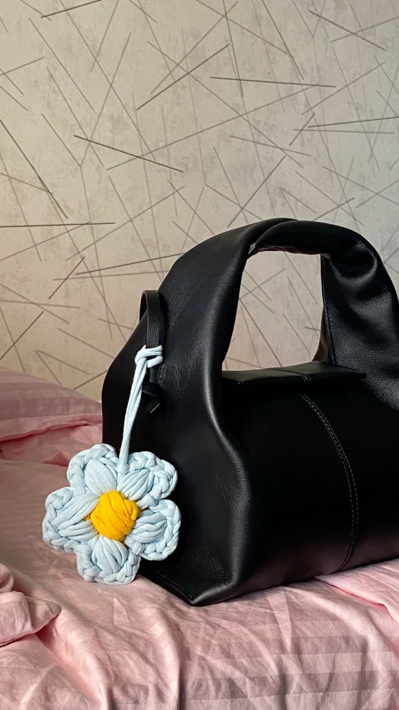 چارم گل آبی آسمانی
